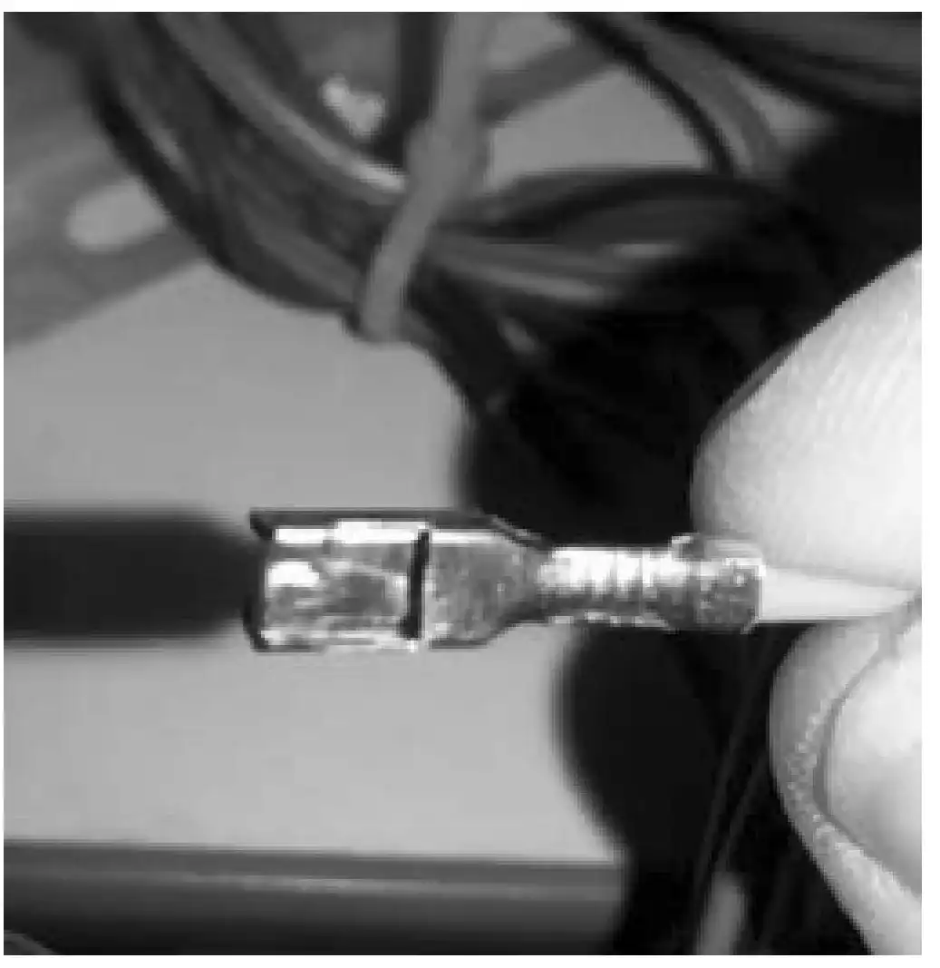 将该工具插入到扎带结的中间孔内
